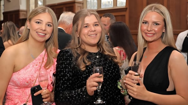 Tres mujeres sonriendo en ropa formal en un evento en la Rydal Penrhos School.