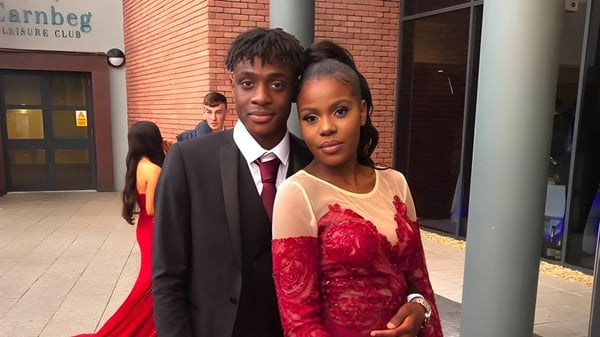 Dos jóvenes están frente al edificio de la Sacred Heart Secondary School en Drogheda.