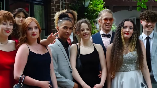 Un grupo de estudiantes del Salisbury Sixth Form College posando frente a un edificio con áreas verdes.