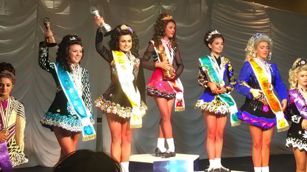 Un grupo de jóvenes mujeres en coloridos disfraces está en el escenario del Sancta Maria College Ballyroan.