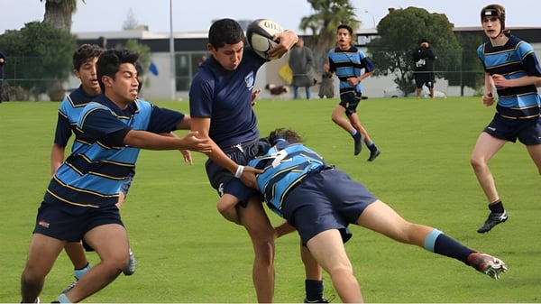 Alumnos del Sancta Maria College juegan un partido de rugby en el campo deportivo frente a los edificios escolares.