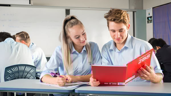 Dos estudiantes trabajan juntos en un proyecto en un aula del Sancta Maria College.