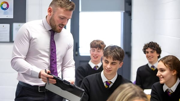 Un maestro explica a un grupo de estudiantes en el aula de la Sandford Park School una lección.