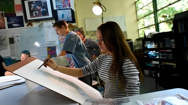 Un grupo de estudiantes aprende juntos en un aula de la Sandy Spring Friends School.