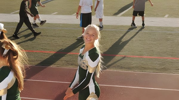 Estudiantes de la Santa Barbara High School están en el campo deportivo con líneas y marcas.