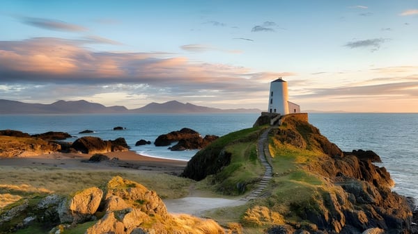 Un faro se encuentra en un acantilado rocoso con vistas al paisaje costero cerca del terreno de Scarborough College.