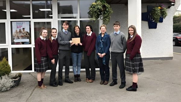 Un grupo de alumnos está frente a un edificio en el campus de Scoil Dara.