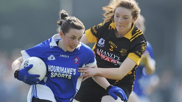 Dos jugadoras de rugby luchan en el campo de juego de Scoil Mhuire (Strokestown) por el balón.