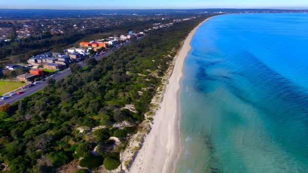 Toma aérea de la costa con playa y mar cerca del Seaford Secondary College.