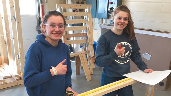 Dos estudiantes de la Selkirk Secondary School trabajan juntas en un taller en un proyecto creativo.