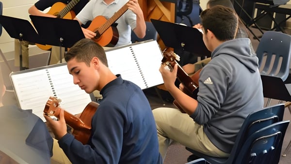 Estudiantes de la Seycove Secondary School en una prueba musical con instrumentos en una sala.