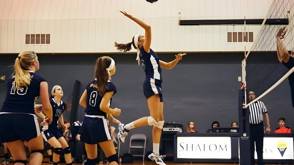 Un grupo de jugadoras de voleibol está durante un juego en la cancha de la Shalom Christian Academy.