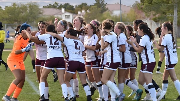 Un grupo de jugadoras de fútbol está en el campo de la Shattuck-St. Mary's School.
