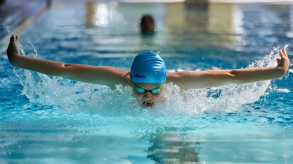 Una escolar de la Sherborne Girls' School nada en la piscina con salpicaduras de agua.
