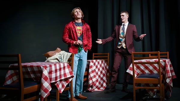 Dos personas están de pie en una sala débilmente iluminada en el campus de la Sherborne School.