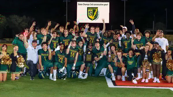 Estudiantes de la Shorecrest Preparatory School celebran juntos en el campo deportivo con uniformes deportivos y animadoras.
