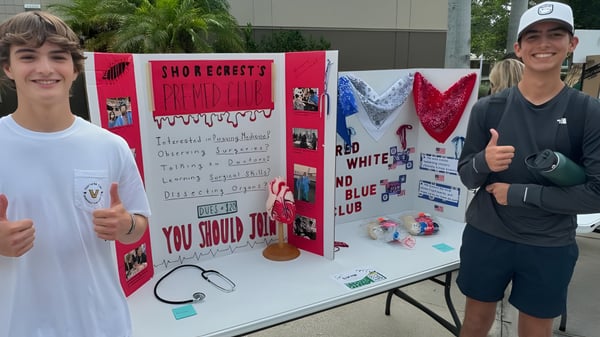 Dos estudiantes están frente a un muro informativo en el campus de la Shorecrest Preparatory School.