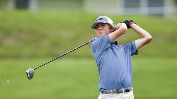 Un estudiante de la Sidcot School golpea una pelota de golf en un campo de césped.