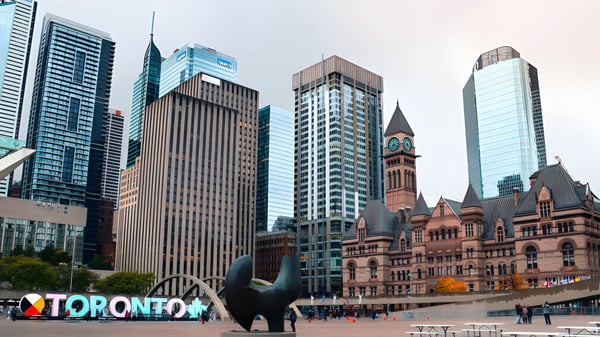 Vista del horizonte de Toronto con el cartel 'I Love Toronto' frente al edificio histórico en el campus del Sir John A. Macdonald Collegiate Institute.