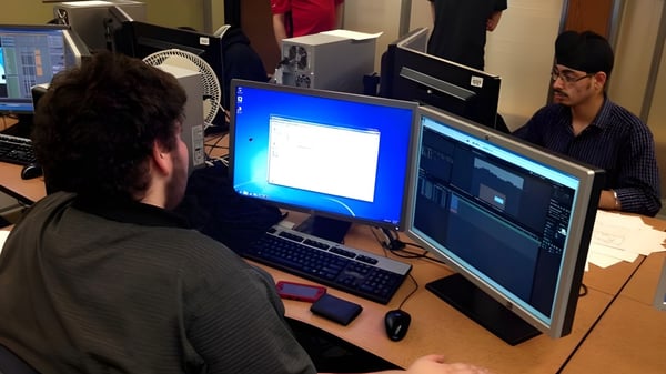 Una estudiante de la Sisler High School trabaja en un puesto de computadora con varias pantallas.