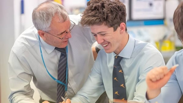 Dos hombres mantienen una conversación en una oficina en el campus del Slindon College.