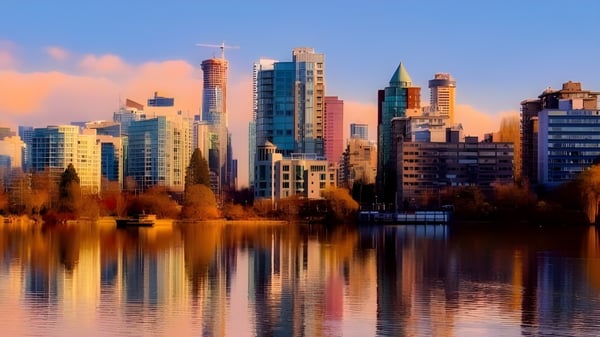 El tranquilo lago refleja la skyline de la ciudad con rascacielos al atardecer en el terreno del Smiths Falls District Collegiate Institute.