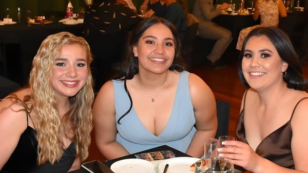 Tres alumnas del Solway College posan juntas en un evento en un club.