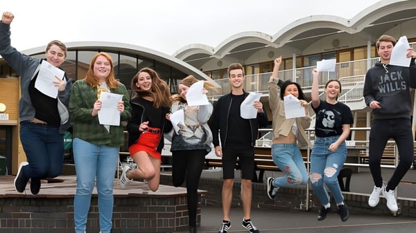 Un grupo de estudiantes realiza una demostración frente al edificio abovedado en el campus del South Downs College.