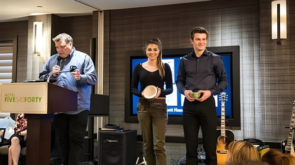 Tres personas están en el estudio de música de la South Kamloops Secondary School con varios equipos musicales de fondo.