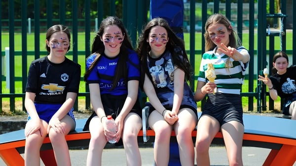 Un grupo de estudiantes se sienta juntos en un colorido parque infantil en el terreno de St Ailbe's School.