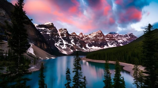 Un lago idílico entre montañas nevadas reflejando el cielo colorido en el terreno del St. Andrew’s College.