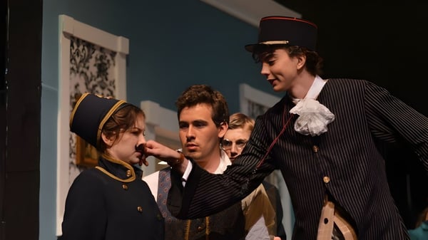 Estudiantes de la St. Anne's-Belfield School presentan una obra de teatro con vestimenta victoriana.