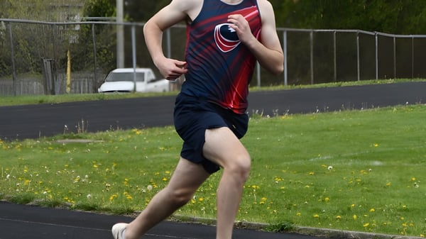 Una persona corre en la pista de atletismo en el terreno de la St. Anne's Catholic School.
