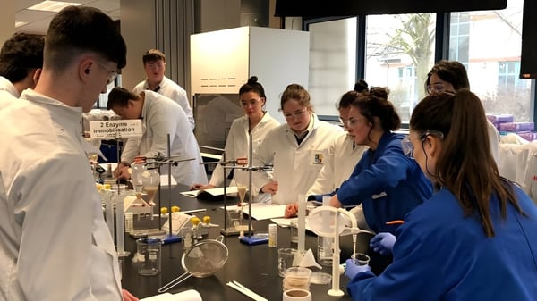 Estudiantes de St. Bricin’s College realizan juntos un experimento en el laboratorio.