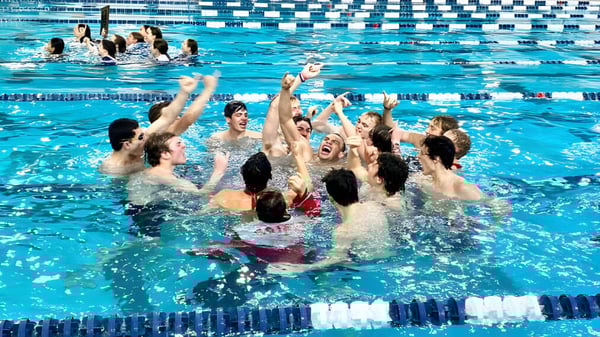 Estudiantes de la St. Christopher’s School nadan y chapotean en la piscina del campus escolar.