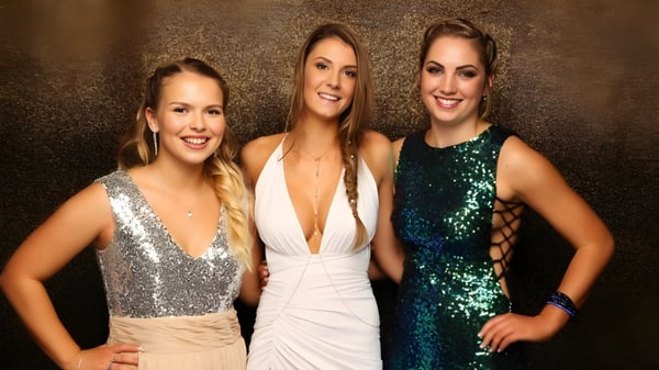 Tres alumnas de St. Dominic's Girl’s Catholic College posan juntas frente a un fondo oscuro.