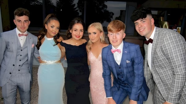 Un grupo de personas posando en un evento formal en el campus de St. Finian’s College en Mullingar.