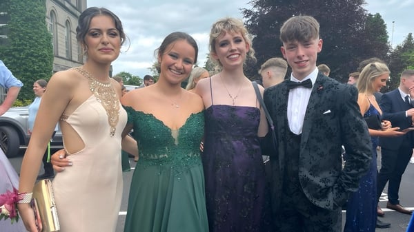 Un grupo de personas posan frente al edificio de St. Finian’s Community College en el exterior.