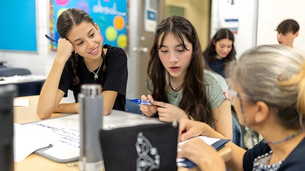 Un grupo de estudiantes trabaja juntos en un proyecto en un aula de la St. George's School of Montreal.