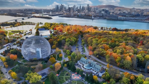 Toma aérea de la ciudad con paisaje otoñal y arquitectura destacada cerca de la St. George's School of Montreal.