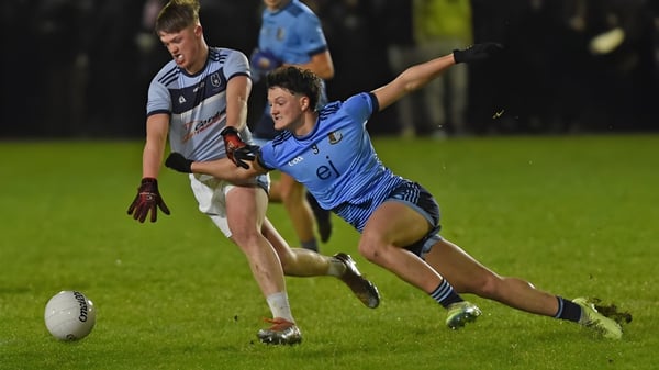 Dos jugadores de rugby en camisetas opuestas luchan en el campo del St. Gerald's College por el balón.
