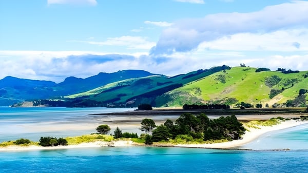 Una vista costera pintoresca con colinas verdes y mar azul cerca de St. Hilda's Collegiate School.