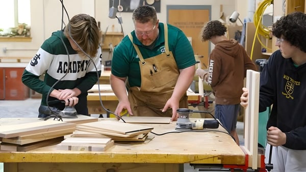 Estudiantes de la St. Johnsbury Academy trabajan juntos en un proyecto en el taller.