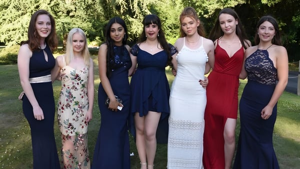 Seis alumnas de la St. Joseph of Cluny School están juntas en el área verde exterior.