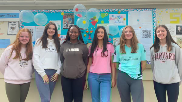 Seis estudiantes están juntas en un aula colorida de la St. Louis Secondary School.