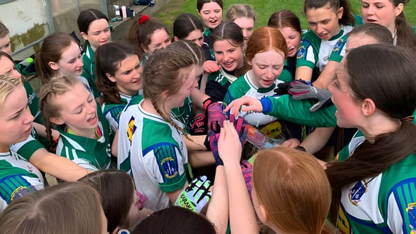 Estudiantes de la St. Louis Secondary School Dundalk celebran juntas en el campo deportivo.