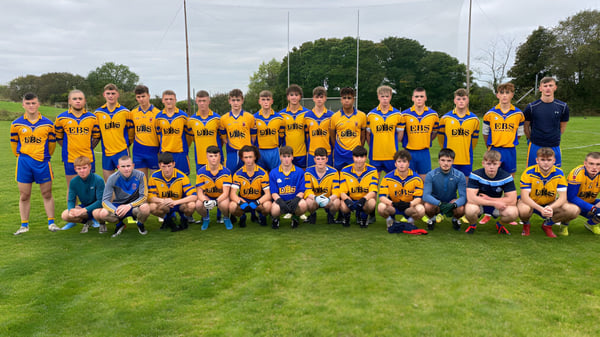 Un grupo de jugadores de fútbol posan en un campo en el campus de la St. Mary’s Diocesan School.