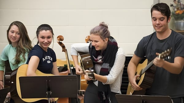 Un grupo de estudiantes toca instrumentos musicales juntos en la sala de ensayo del St Mary’s District & Vocational Collegiate Institute.