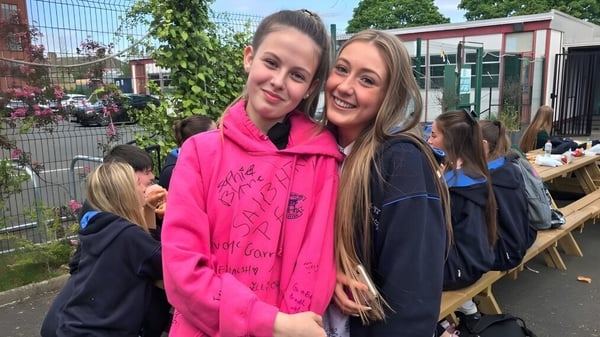 Dos alumnas con cabello largo y rubio están juntas sonriendo en el terreno de la St. Mary's Secondary School Charleville.