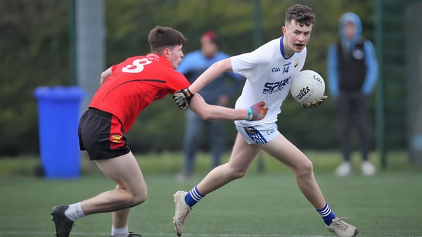 Dos estudiantes de St. Mel’s College luchan por el balón durante un partido de rugby en el campo.